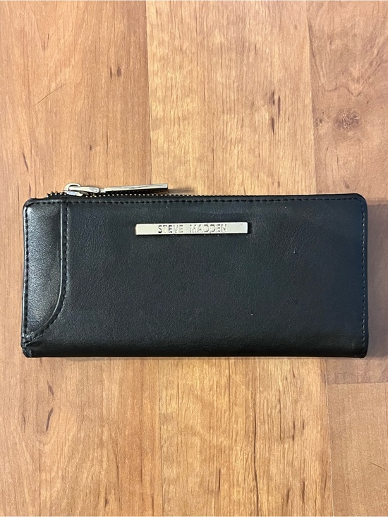 Steve Madden Handbags - Steve Madden Black Zip-Around Leather Wallet